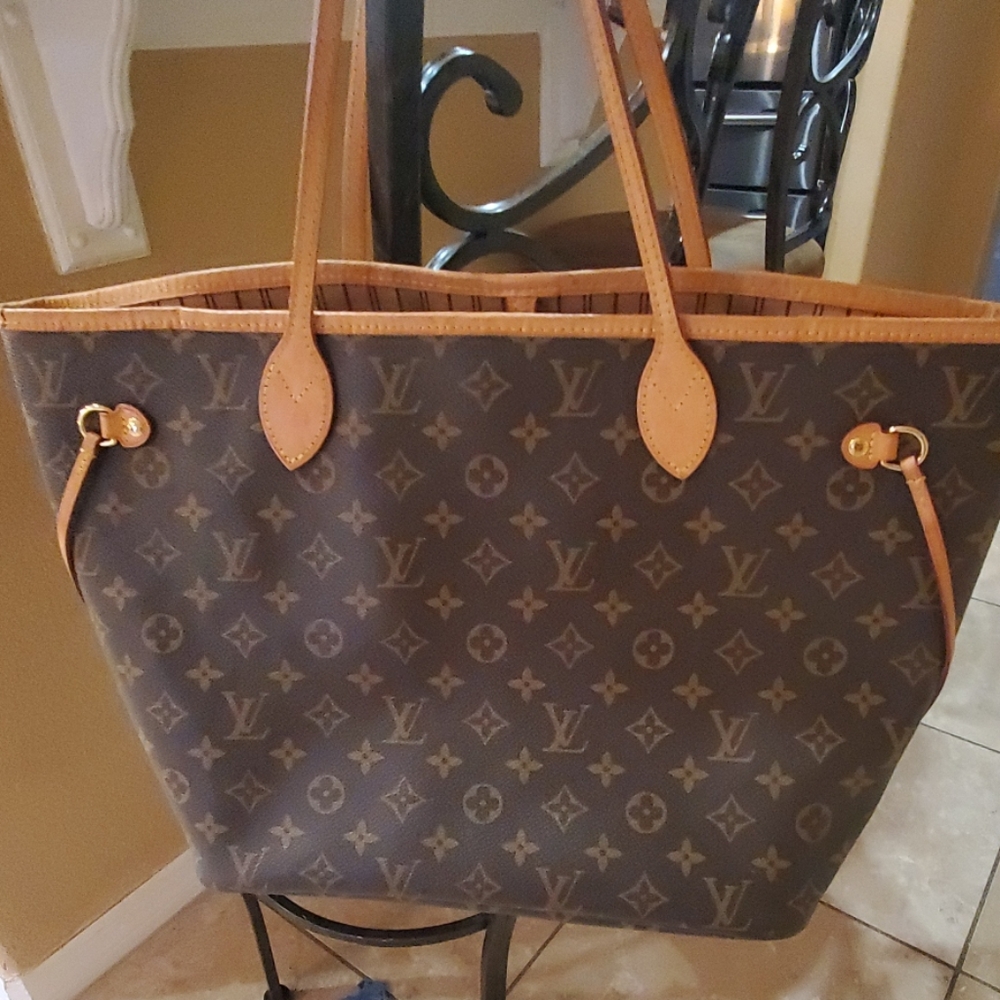 Louis Vuitton never full GM purse